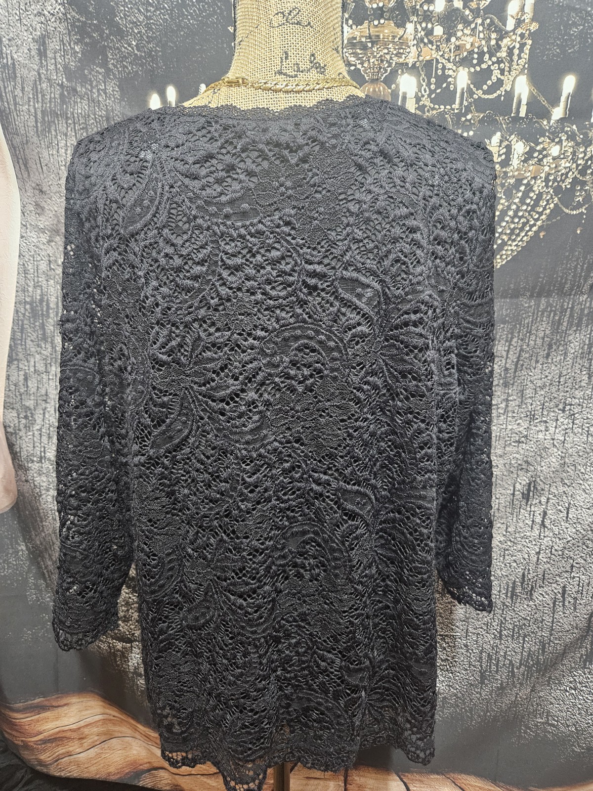 ROZ & ALI, WOMEN’S BLACK NYLON BL 3/4 SLEEVED LINED LACE V-NECK BLOUSE, SIZE 1X