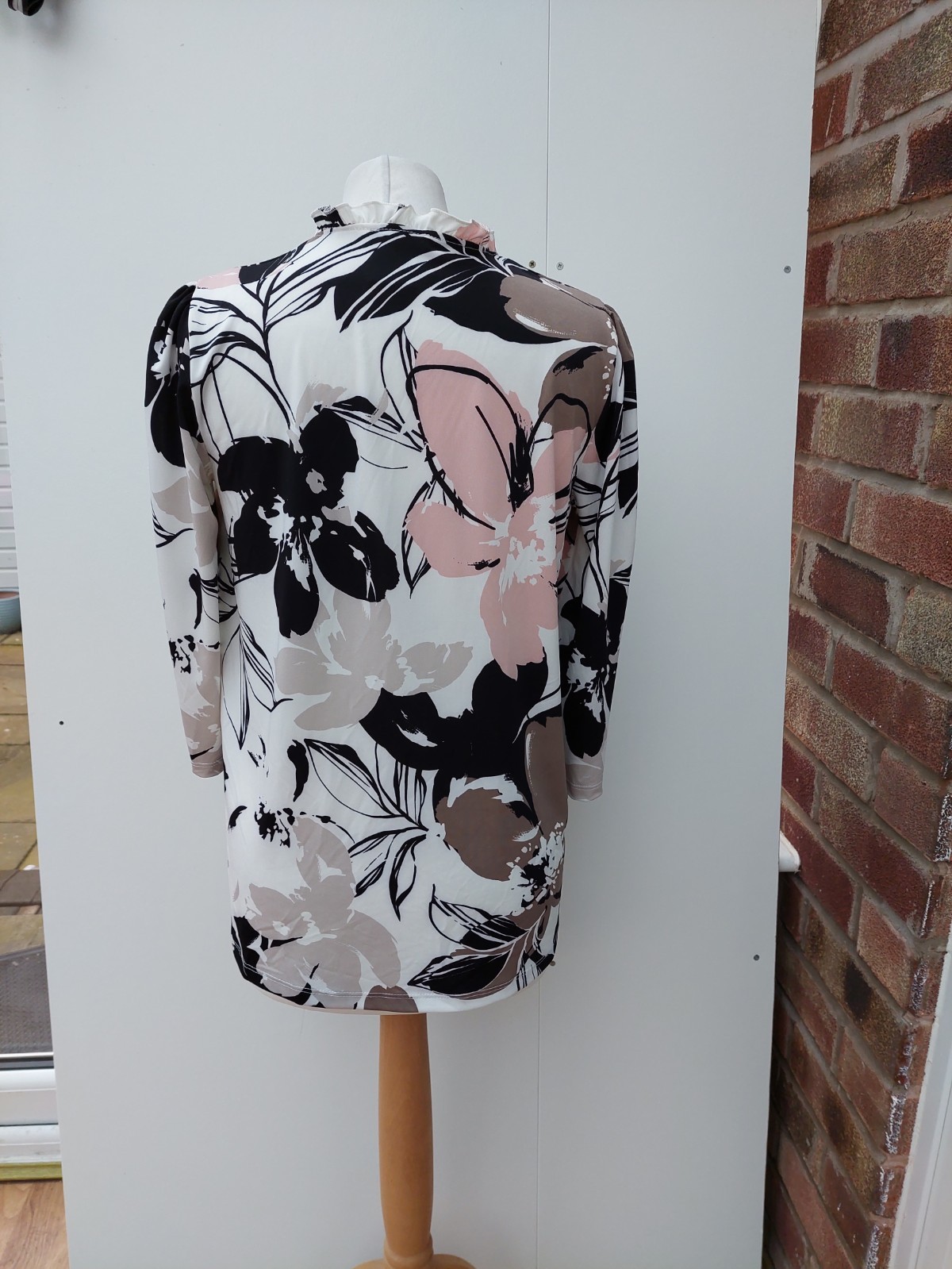 Kim & Co Frill Neck Top 3/4 Sleeve Brazil Jersey Ecru Multi New Size Medium