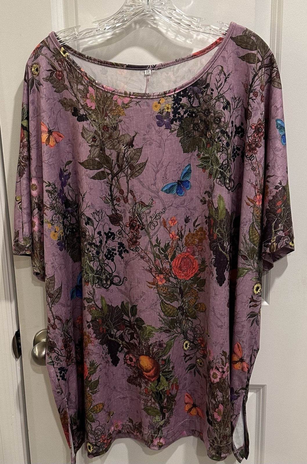 Women’s 5XL Beautiful Floral Top. Machine Washable. Excellent Condition.
