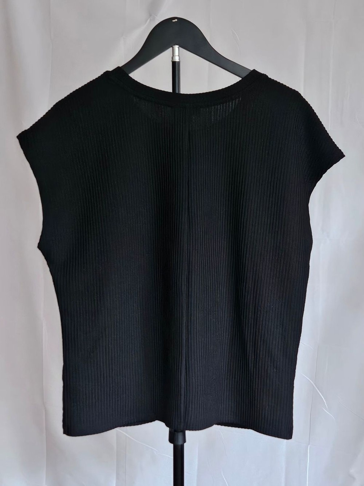 ​Buffalo David Bitton Black Ribbed Twist-Front Sleeveless Top – Size M