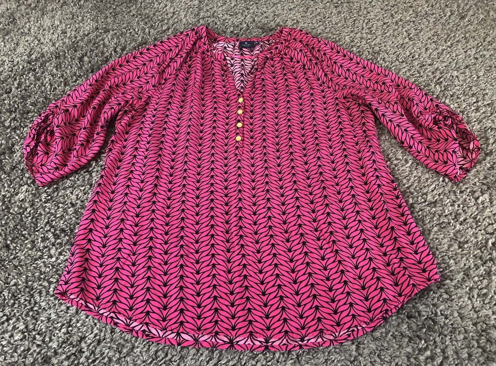 Kaari Blue 3/4 Sleeve Top Womens Medium Pink Black V-Neck Gold Tone Buttons