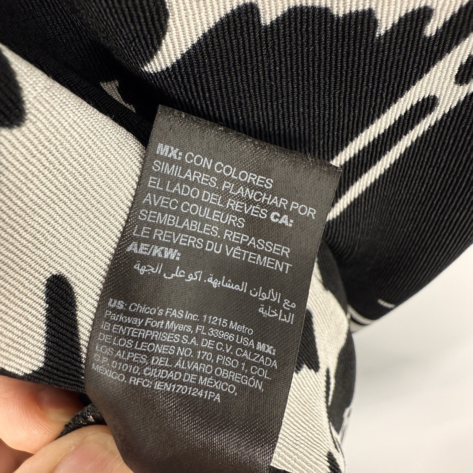 Chicos Travelers 1 Tank Top Medium Black Pattern V Neck Slinky Knit Pullover