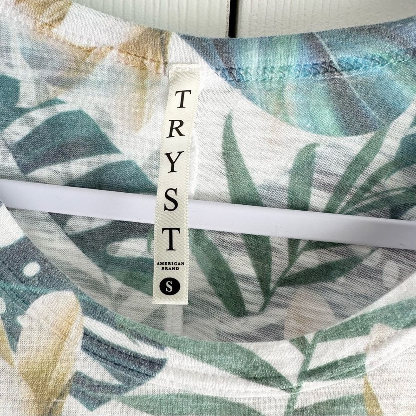 Tryst Tank Women’s Size Small Blue and Tan Tropical Print
