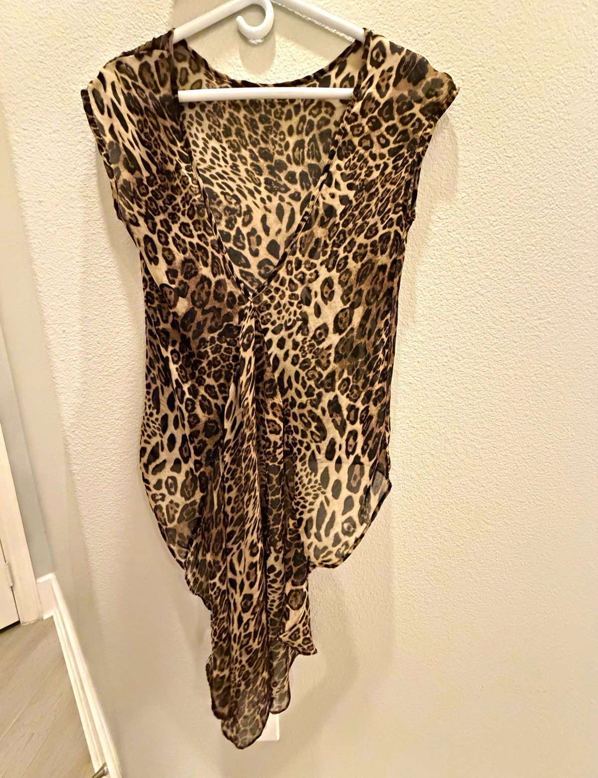Roommates Women’s Leopard Print Sleeveless V-Neck Blouse Draped Hem M