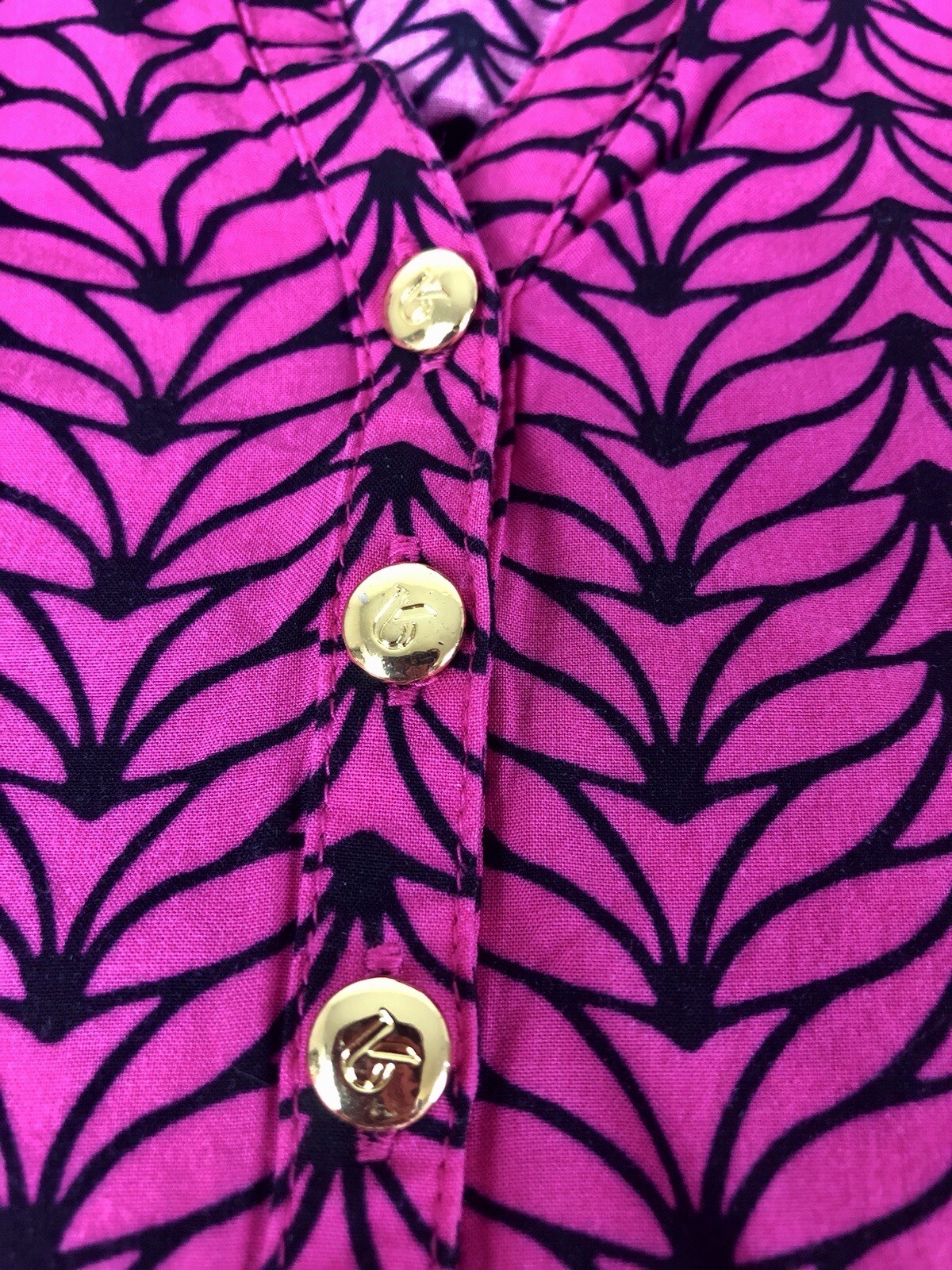 Kaari Blue 3/4 Sleeve Top Womens Medium Pink Black V-Neck Gold Tone Buttons