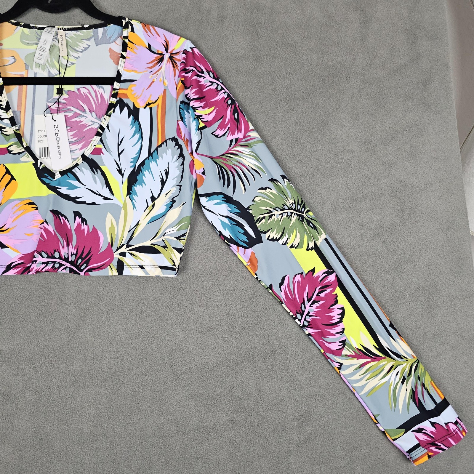 BCBGeneration Blouse Womens L Multicolor Floral V Neck Long Sleeve Crop Top Swim