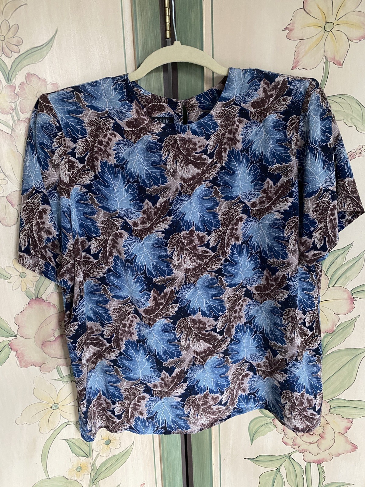 Vintage Quo-Silk 100% Silk Blouse Sz Petite M Fall/Leaf Pattern Shoulder Pads