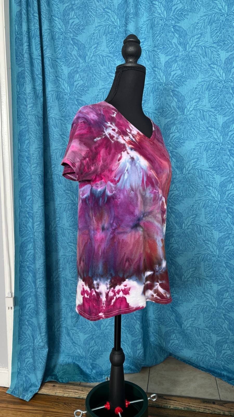 NEW Flowy Watercolor Ice Tie Dye T-Shirt, Women’s M SS V Neck, Wine