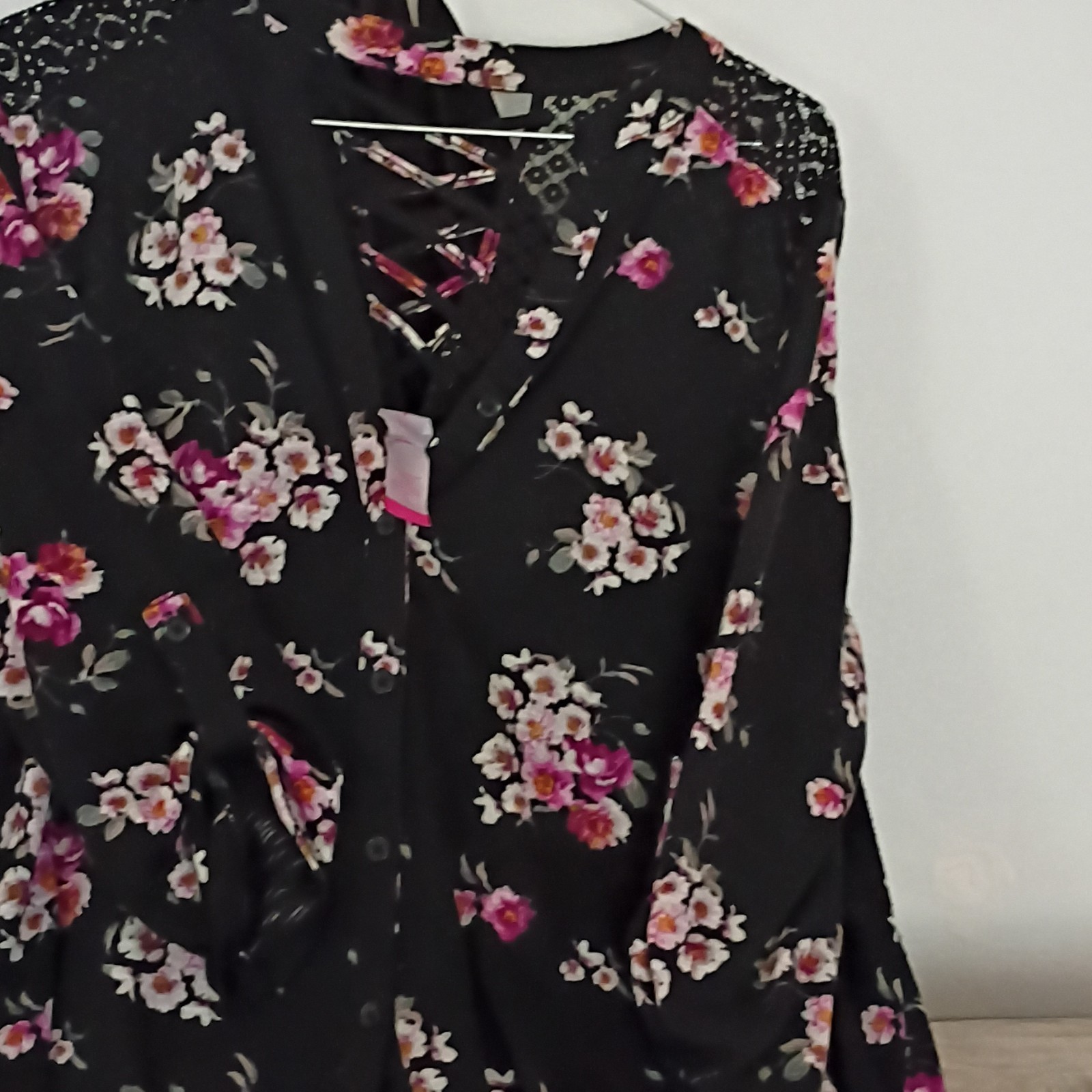 nb Women’s Black Floral V-Neck Button Front Lace Criss-Cross Blouse L/G