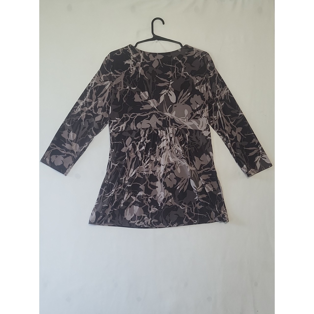 Daisy Fuentes L Tunic Blouse Mauve Gray Floral V-Neck 3/4 Sleeve Ruched