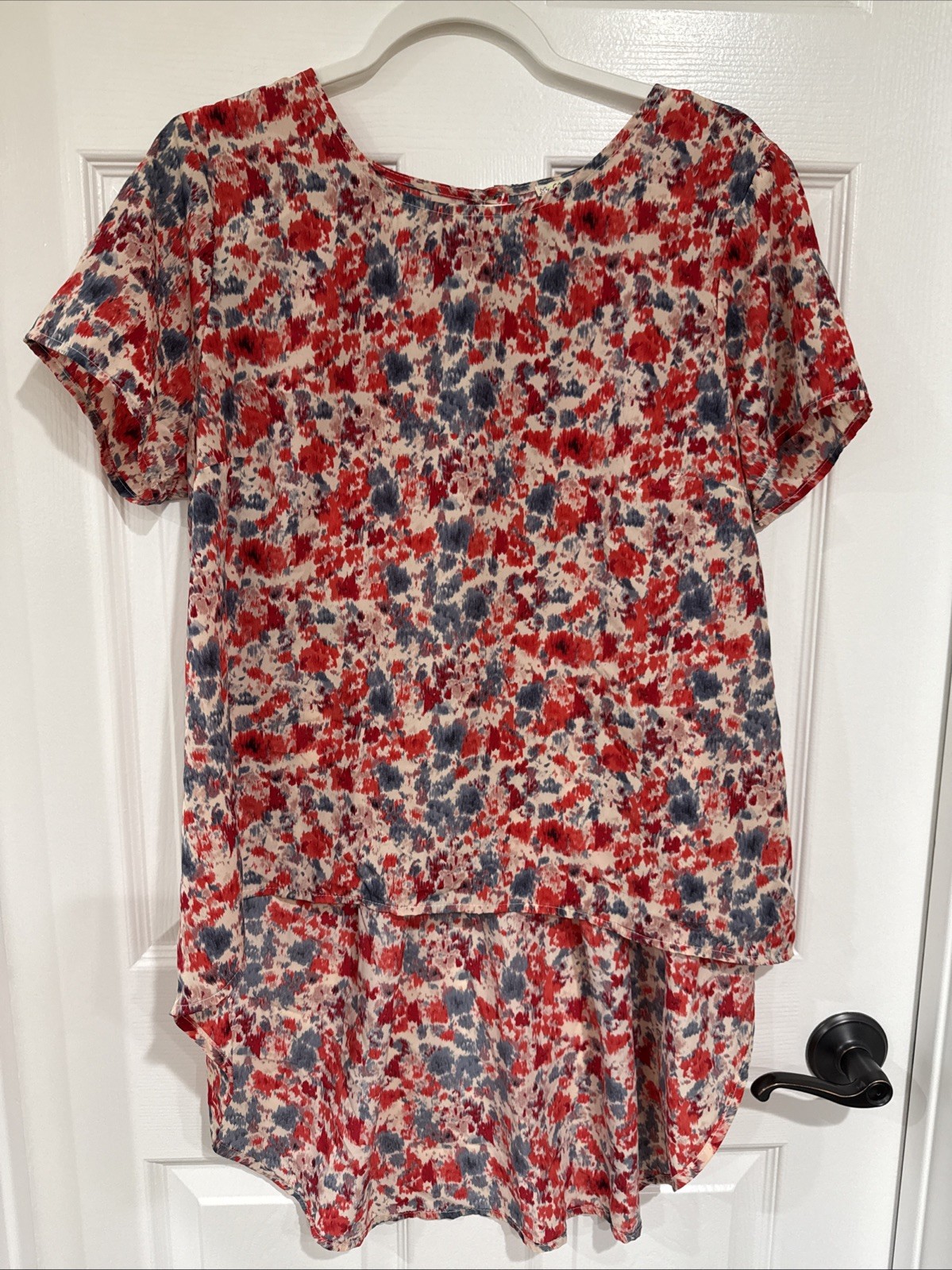 Lily White Women’s XL Short Sleeve Blouse Hi-Low Hem Red Multi Abstract Floral