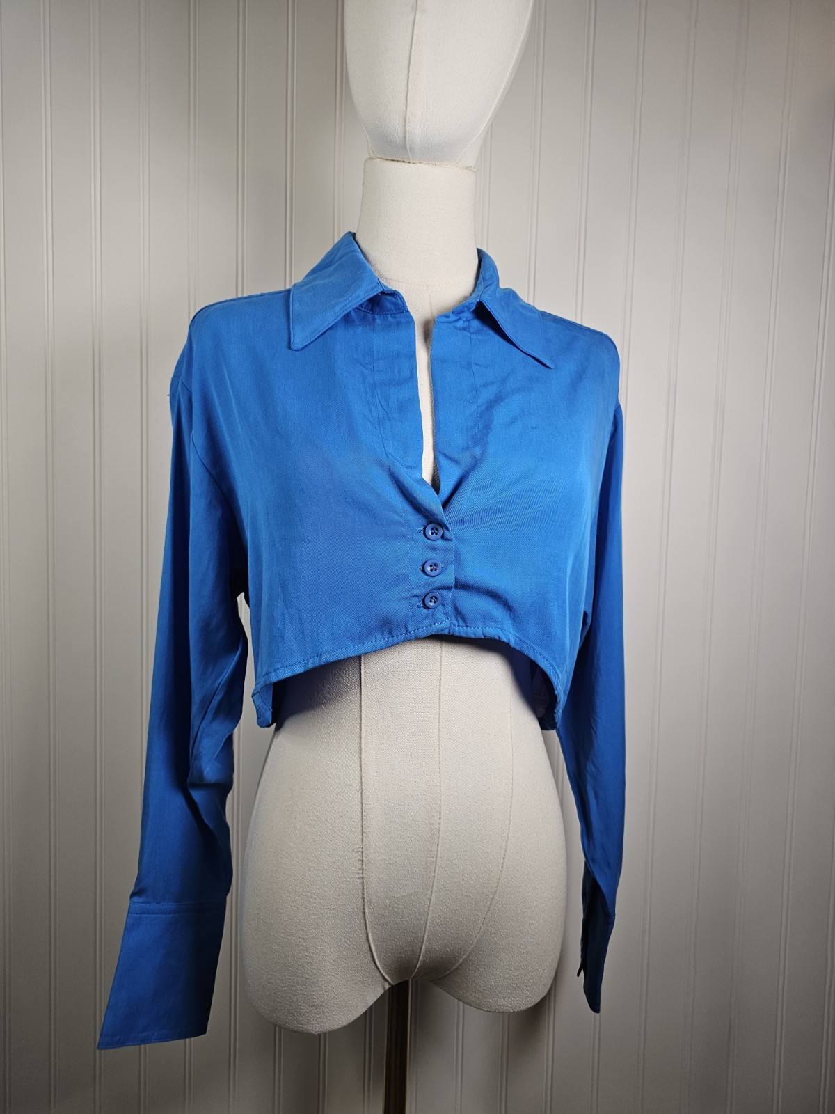 Nasty Gal Vibrant Blue Cropped Button Down Blouse Women’s Size 2 NWT