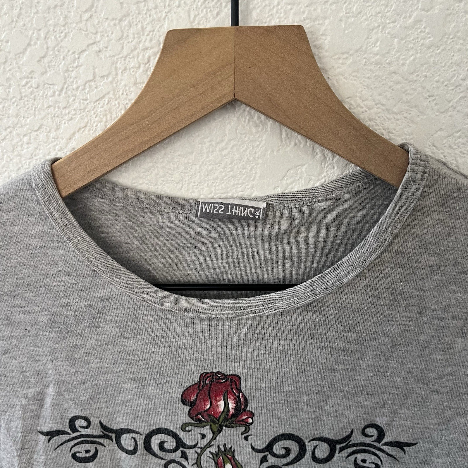 VTG Women’s Miss Thing Central Rose Tribal Baby Tee size Small Gray Tattoo Y2K