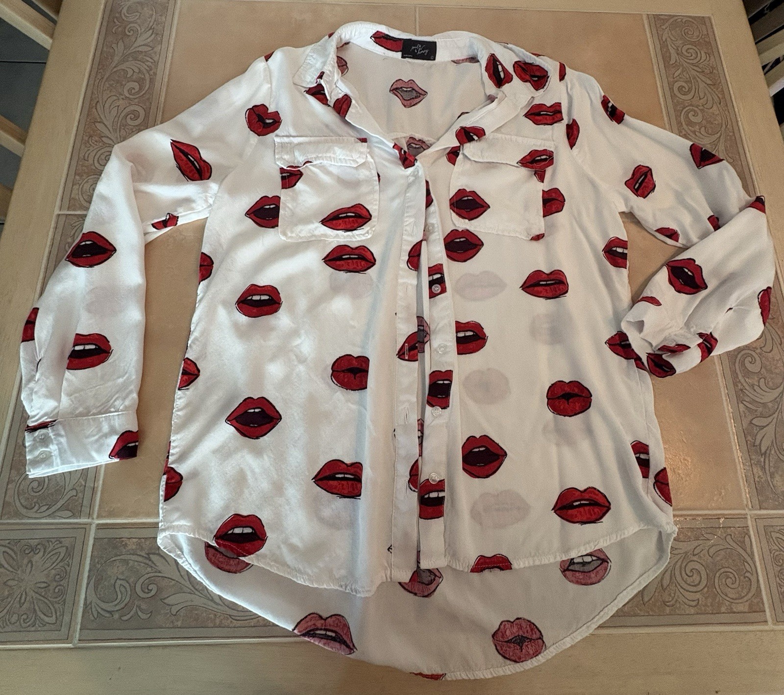 Milk & Honey Blouse Abstract Red Lipstick Kiss Lips Button Front Pockets NWOT L