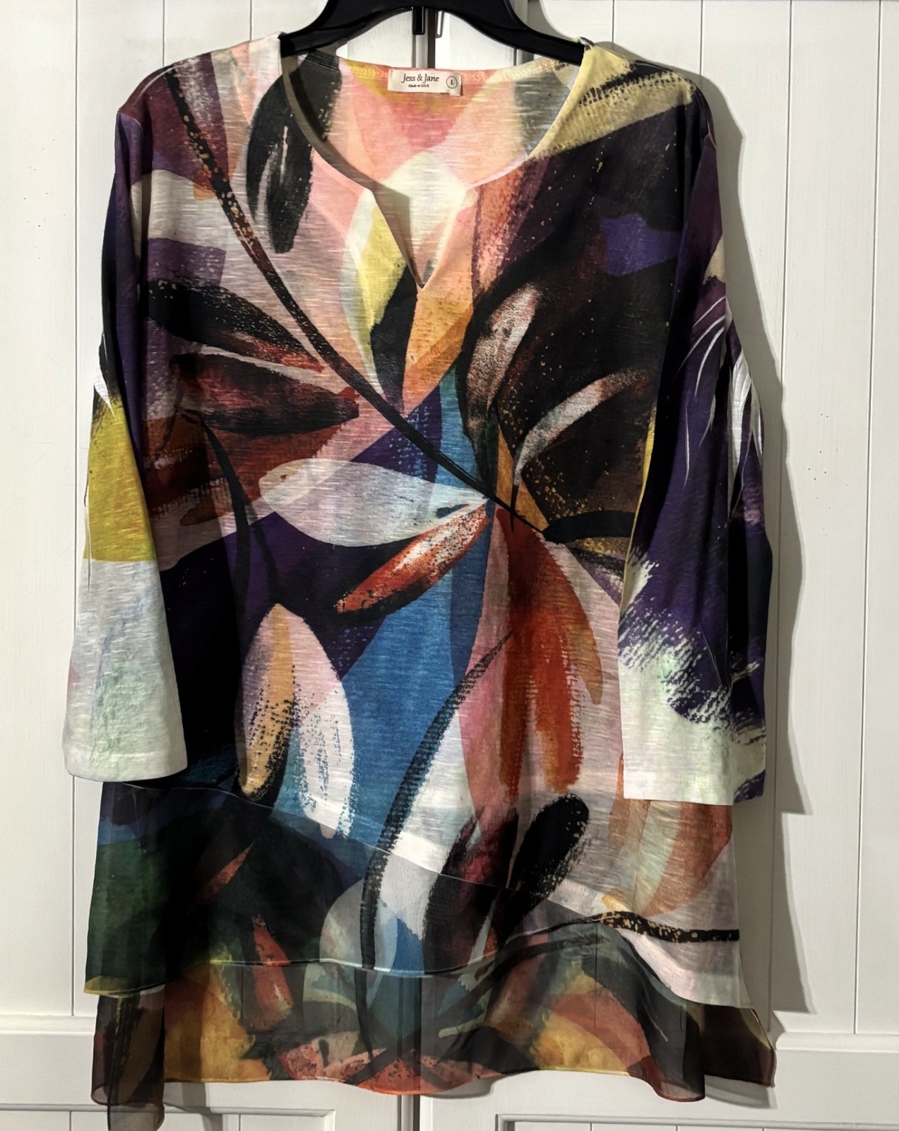 LOVELY Jess & Jane “ARTSY Floral Abstract” Top- Size L NEW
