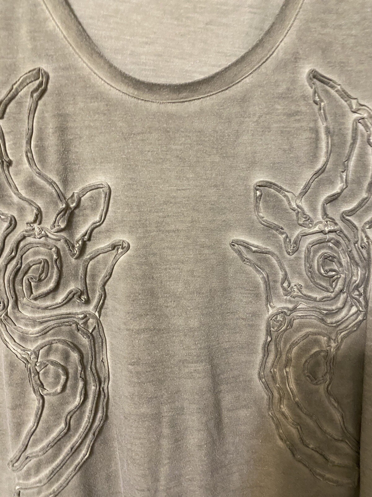 SOFT SURROUNDINGS SELF FABRIC DECORATED TEE HIP MOD ROCK CASUAL GRAY SAND DYED M