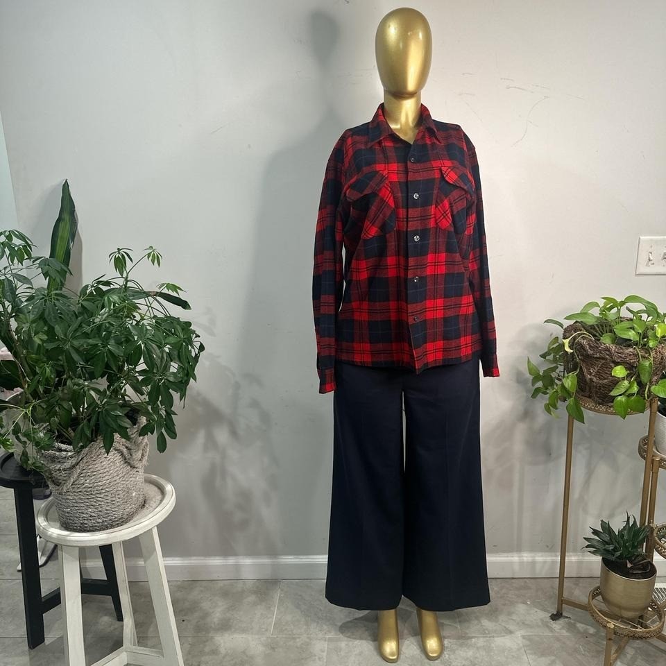 Vintage Pendleton Red and black plaid 100% wool flannel shirt MEDIUM