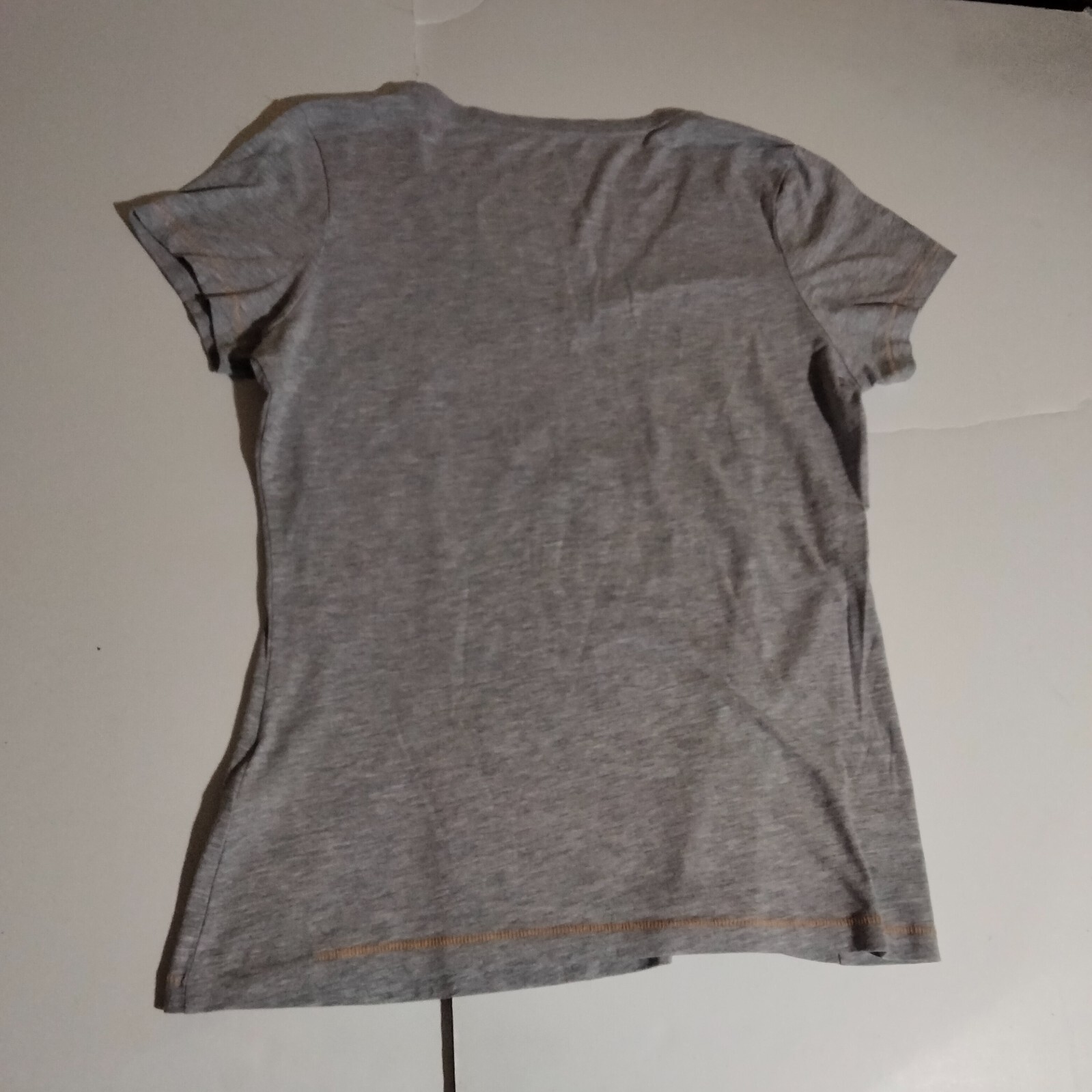 Fox Gray v-neck Short sleeve t-shirt medium women’s 30 inches wide