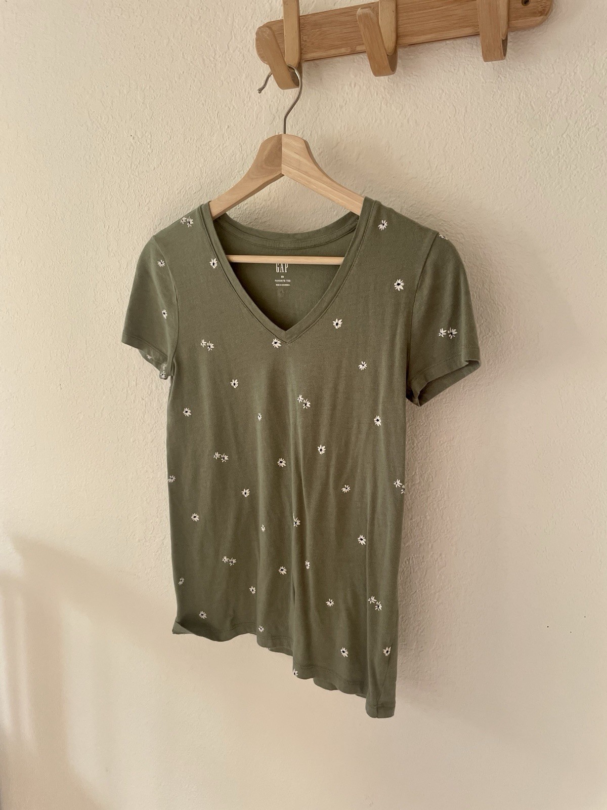 Gap Favorite Tee Women’s XS Green/White V-Neck Short Sleeve Floral Daisy T-Shirt