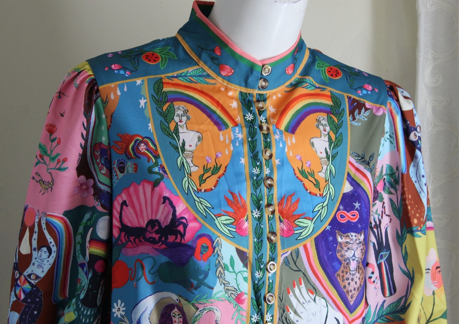 New Estate ASIAN Sz L Runs S M Art-Wear FACES Frilly Funky PRINT Tunic Top 35″L