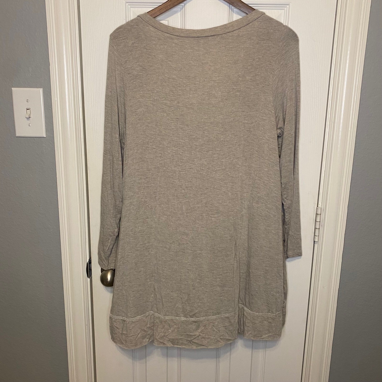 Easel Tunic Top Shirt Women’s Medium Taupe V Neck Ruffle Layered