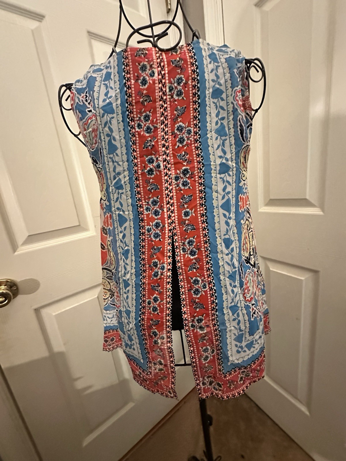 AB Studio Sleeveless Boho Floral Top in Blue & Red. Large