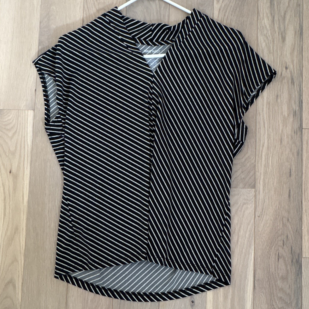 Nine West Women’s M Black/White Striped V-Neck Short Sleeve Pullover Blouse