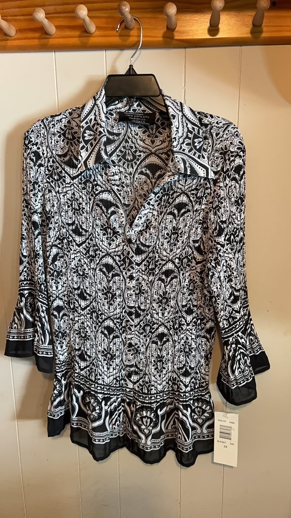 New York City Design Co. Women’s Black and White Paisley Blouse