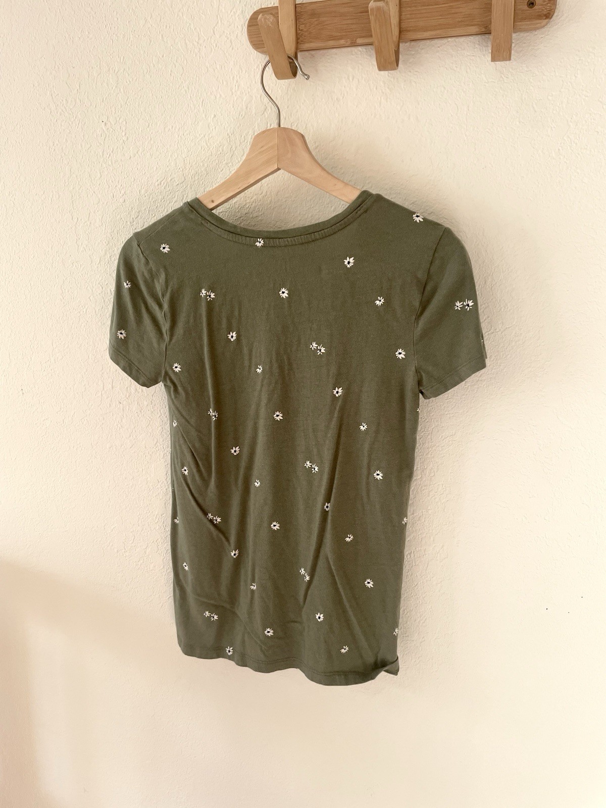 Gap Favorite Tee Women’s XS Green/White V-Neck Short Sleeve Floral Daisy T-Shirt