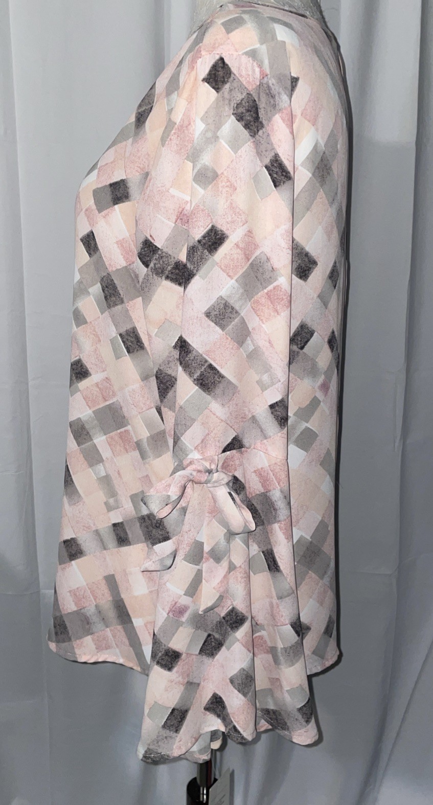 Signature I Studio Women’s Size Medium Blouse Black Peach Pink Geometric Print