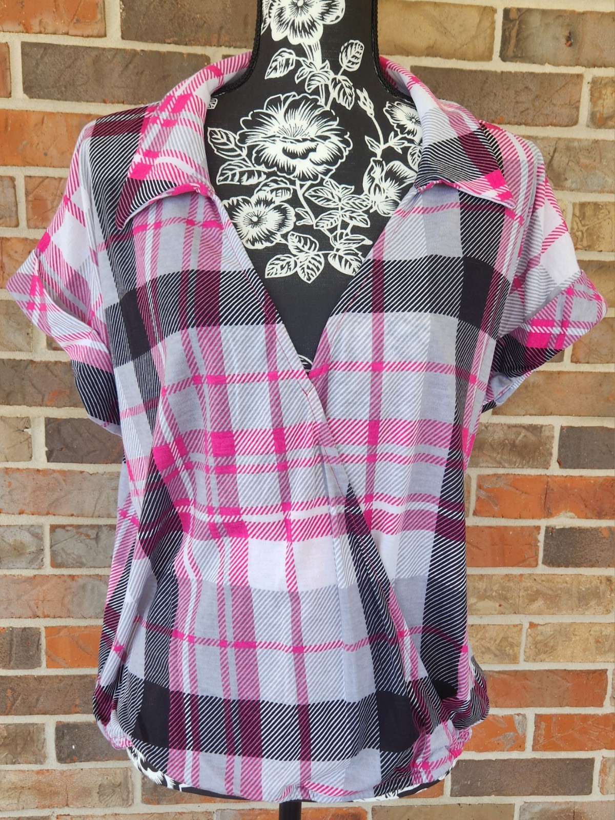Emerald Women’s Pink/Gray Plaid Collared V-Neck Top Cozy & Chic Boutique Sz L