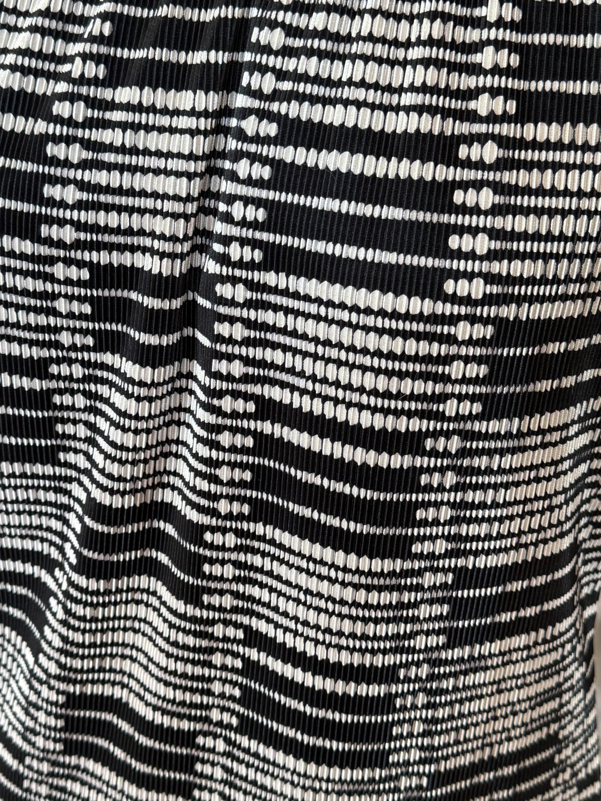 NICOLA Women’s XL Geometric black & white Short Sleeve over blouse stretchy