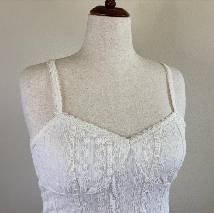 Soft and stretchy cami top with contoured chest and lace trim. Ivory. XL