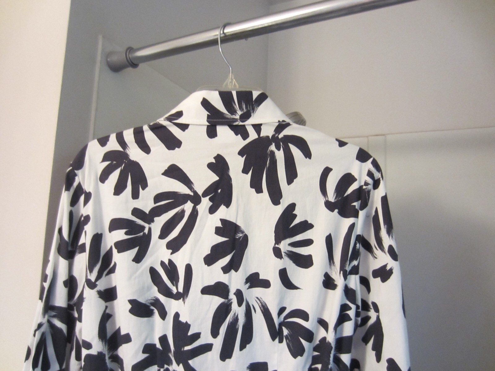NWT women’s long sleeve shirt with waist sash Finley Size M white/black RET 260
