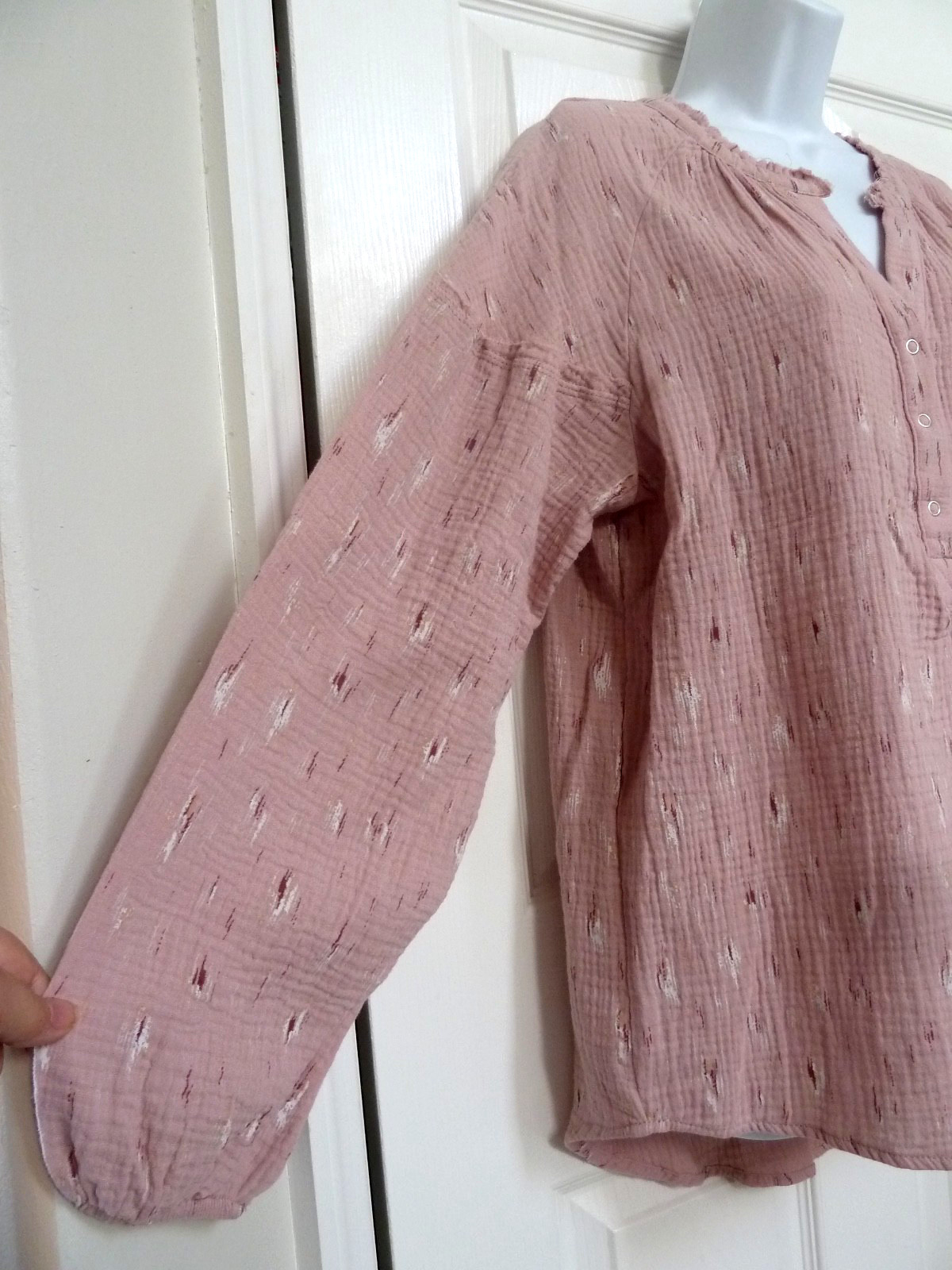 NWT WONDERLY Sz Large Gauzy Raw Edges 1/2 Snap Blouse Pullover Textured