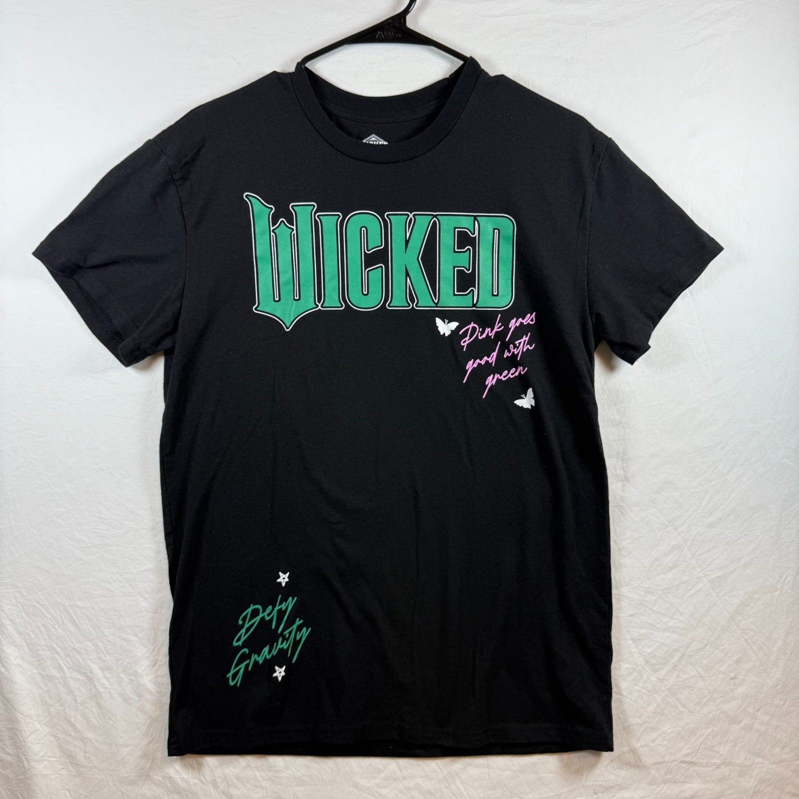 Wicked Movie Graphic Tee Pink Goes Good With Green Sz M