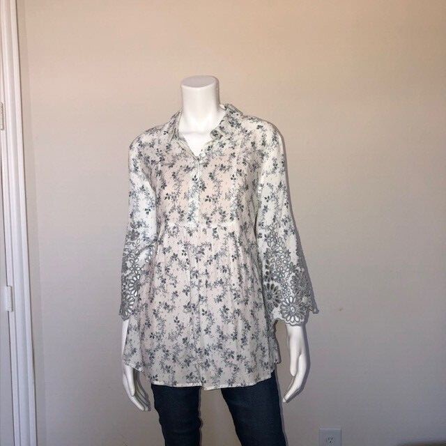 Caffe Marrakesh Size M Floral 1/2 Button 3/4 Sleeve flattering Blue Floral Tunic