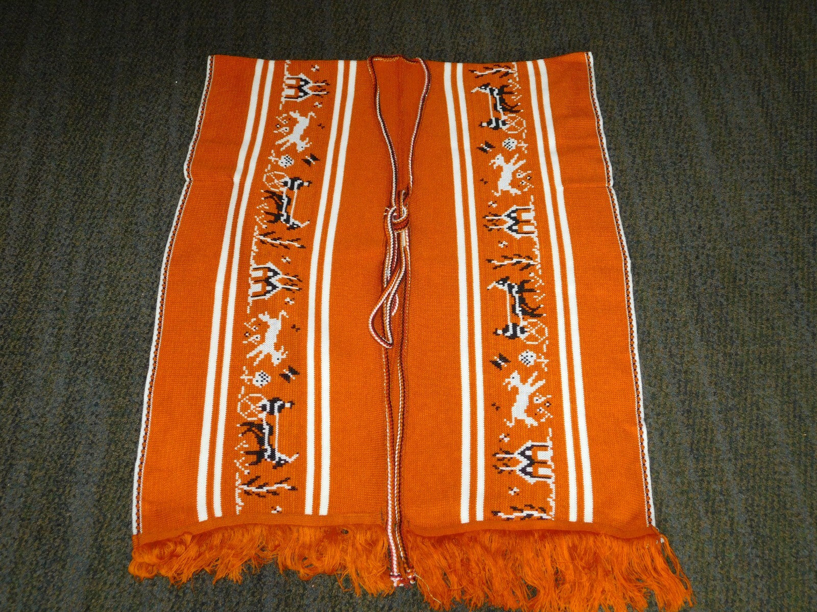 VINTAGE HORSE & BUGGY MID THIGH LENGTH OPEN FRONT PONCHO W/FRONT TIE