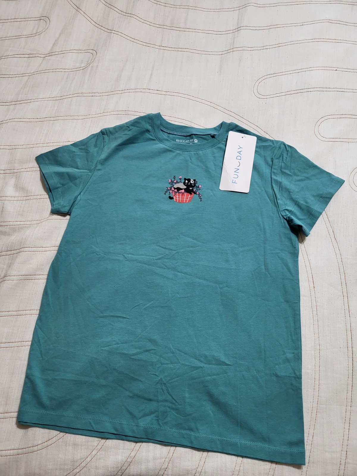 NWT FUNDAY Women’s Teal Green Short Sleeve T-Shirt Size M Cat in Basket Graphic
