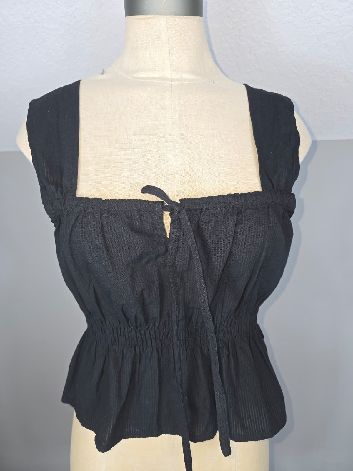 Madewell Smocked Tie front tank top in black women’s size 6