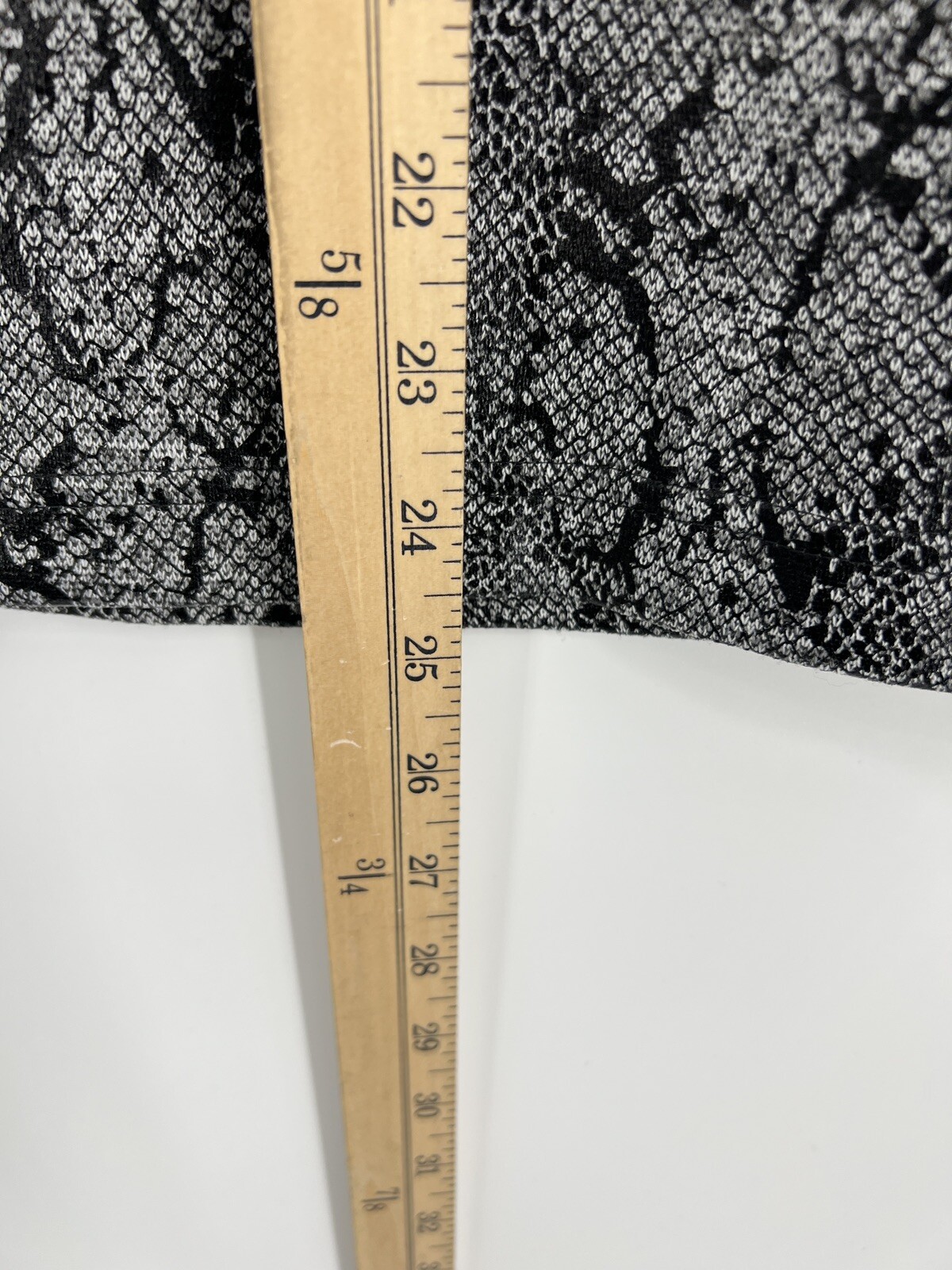 Chicos Top Womens Medium 1 Black Gray Reptile Print Short Sleeve Artsy Pullover