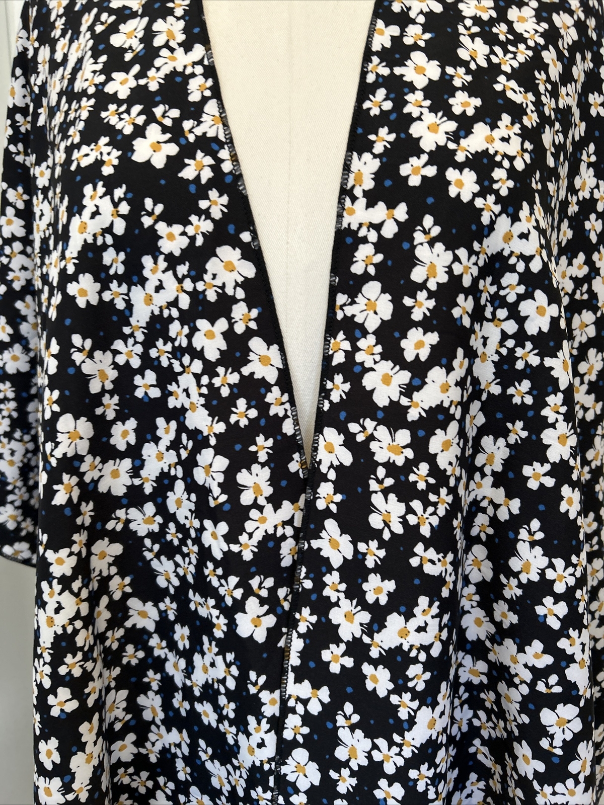 NEW WITH TAGS! Black Daisy Print Kimono