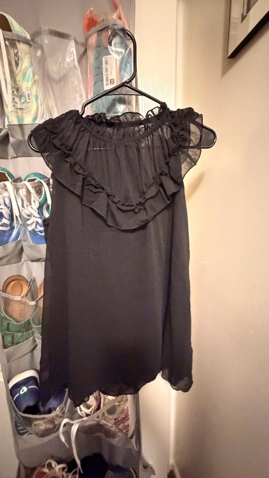 Women’s Black Sleeveless Ruffled Collar Flowy Blouse
