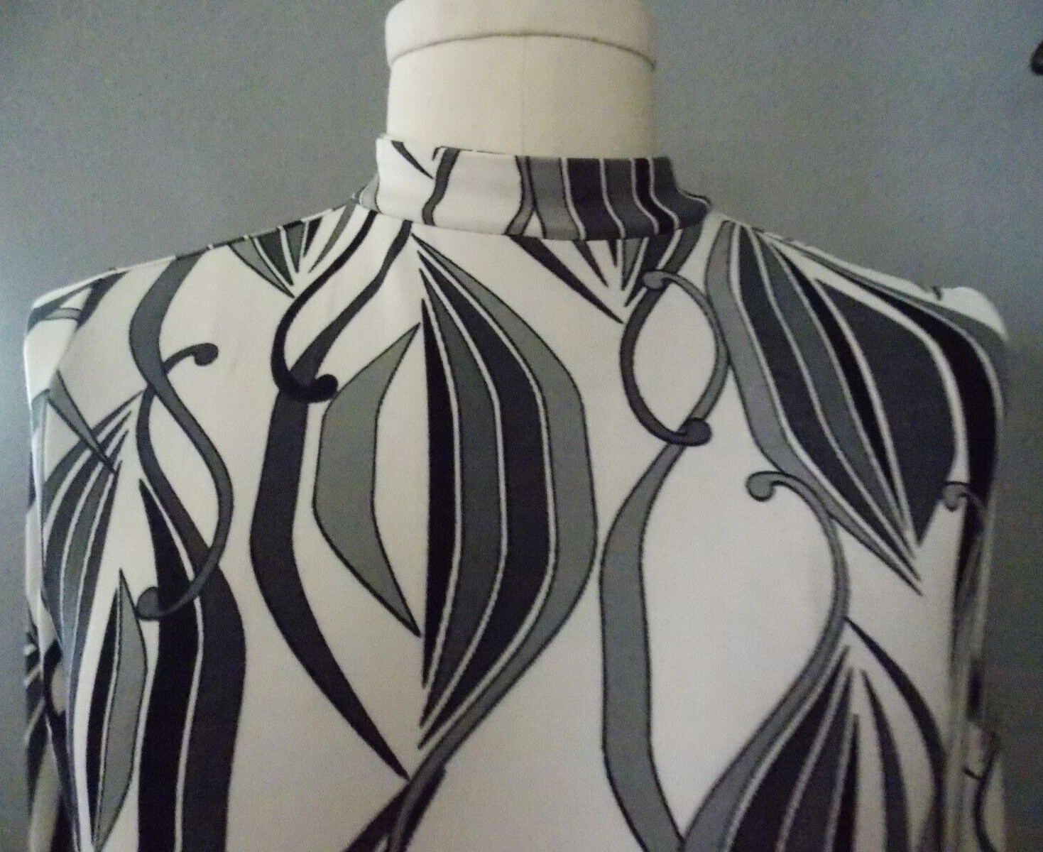 Chico’s Travelers White Black Gray Groovy Print Back Zip Hi Lo Tunic SZ 3P (PXL)
