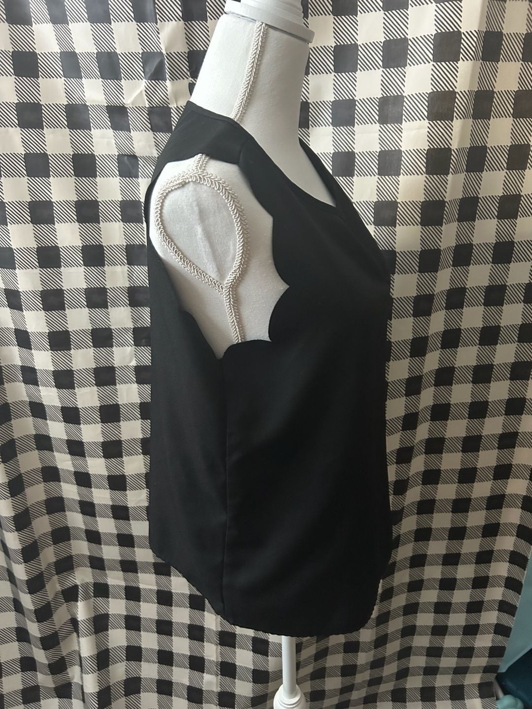Black Sleeveless Keyhole Tank Top with Scalloped Arm Detail