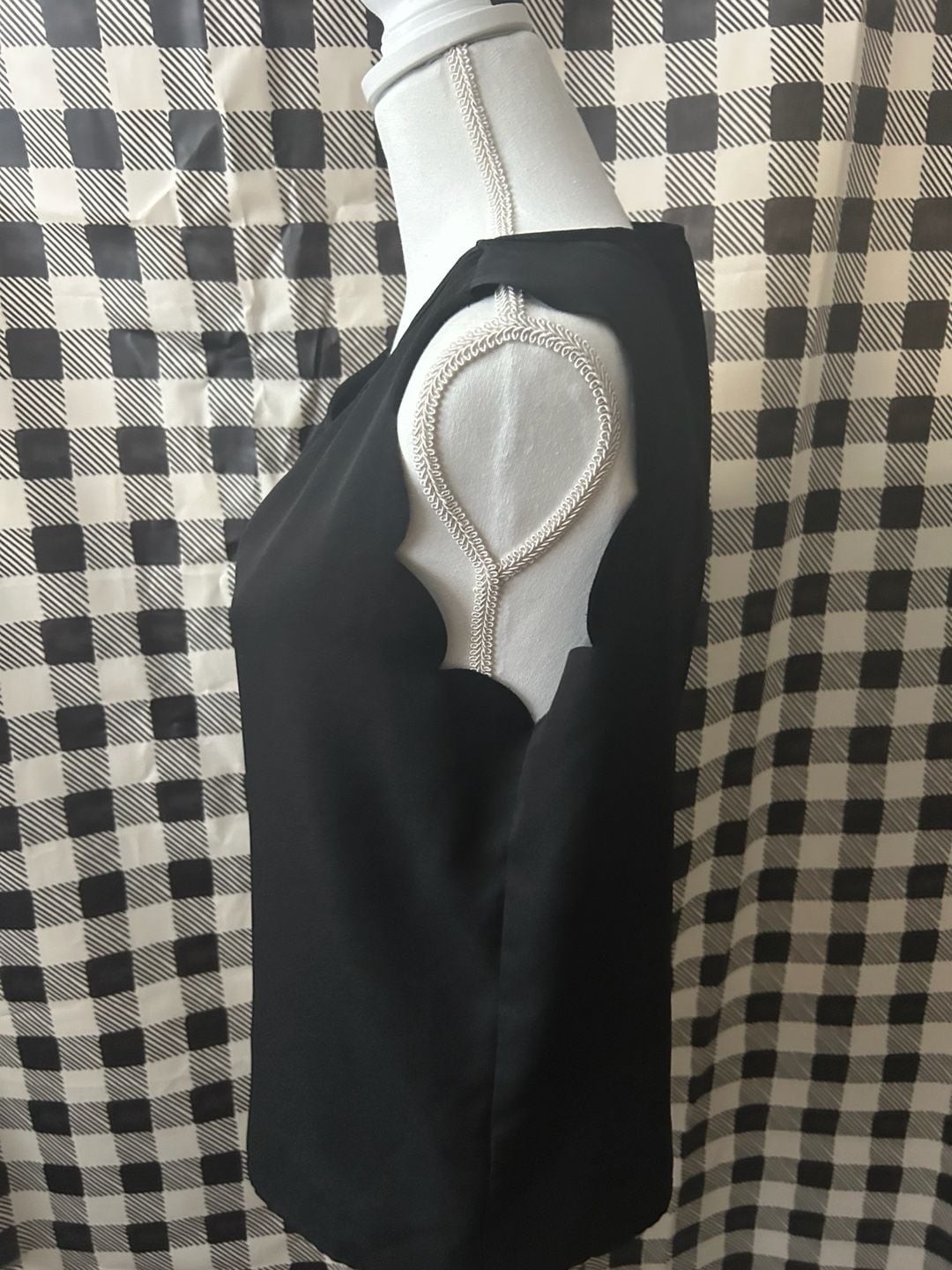 Black Sleeveless Keyhole Tank Top with Scalloped Arm Detail