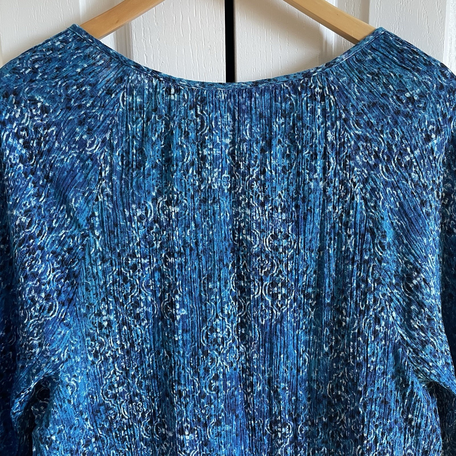 Catherines Tunic Top Women’s 1X Blue Paisley Tassel Tie Sequin Slit Lightweight