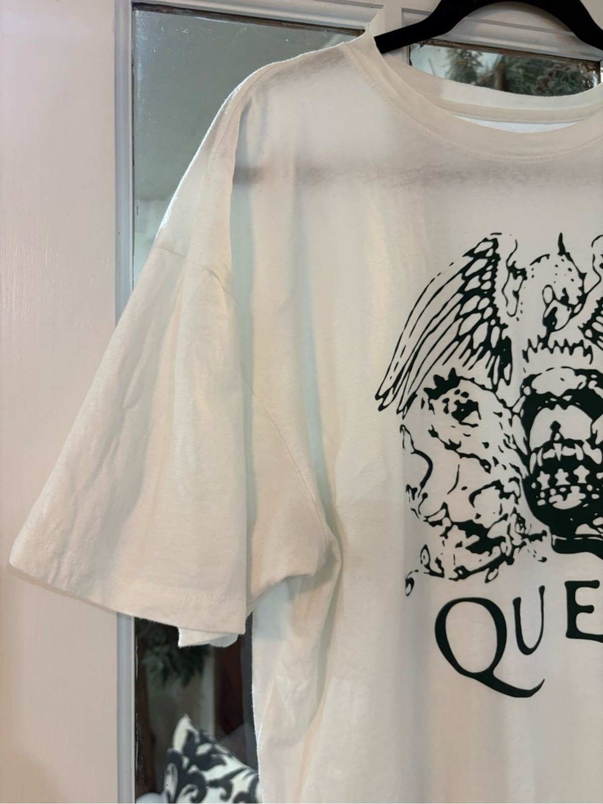 Queen Official Merchandise Crest Graphic Band Tee White 100% Cotton Rocker Med