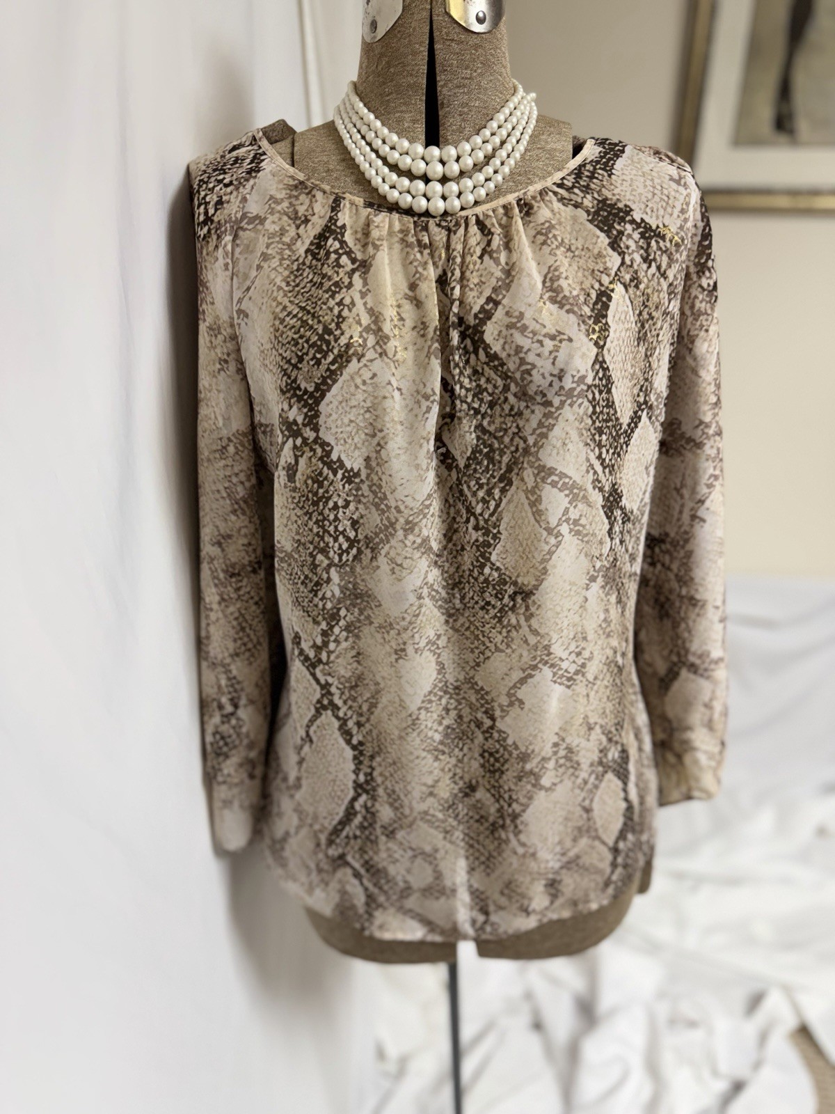 Chicos Top Size 4 Or 20-22 Lightweight Snakeskin Cold Shoulder Blouse Easy Care