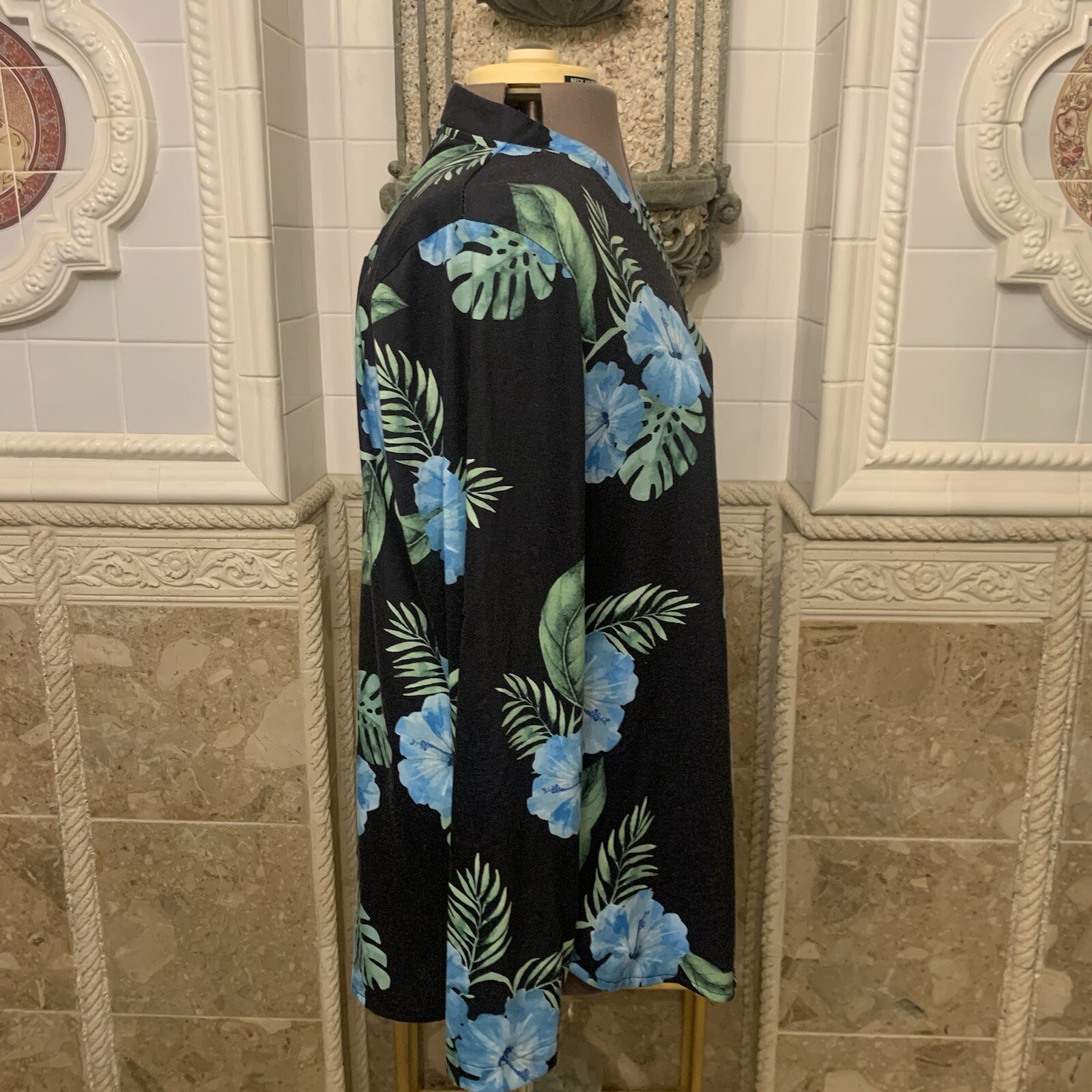 Moyabo. Size 2XL. Pullover. Yoke. Long Sleeves With Roll Tabs. Aloha. B31.